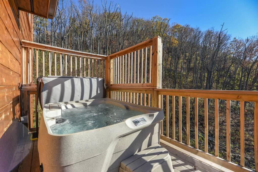 Walnut Ridge Cabin. Sleeps 7-11! Hot Tub, Pool Table, Minutes To Downtown Gatlinburg! Εξωτερικό φωτογραφία