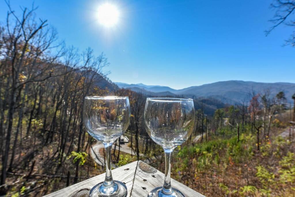 Walnut Ridge Cabin. Sleeps 7-11! Hot Tub, Pool Table, Minutes To Downtown Gatlinburg! Εξωτερικό φωτογραφία